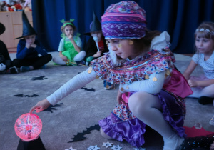 dziewczynka dotyka magicznej kuli