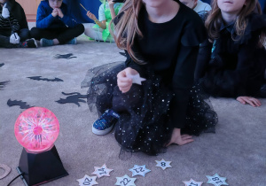 dziewczynka dotyka magicznej kuli