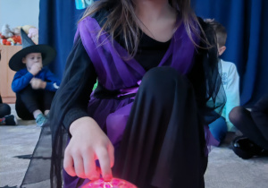 dziewczynka dotyka magicznej kuli