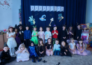 zdjęcie grupowe na tle dekoracji