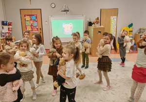 dzieci tańczą z misiami