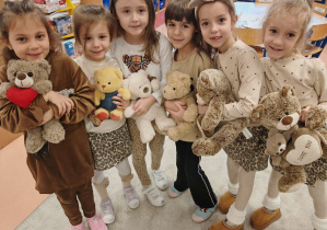 dziewczynki ze swoimi misiami