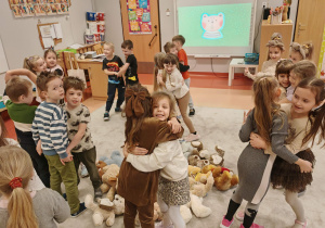 dzieci tańczą z misiami