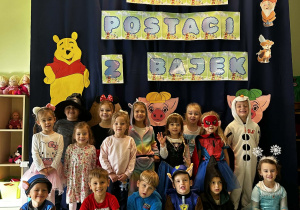 Dzieci pozują na tle dekoracyjnym