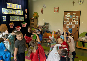 Dzieci tańczą do muzyki