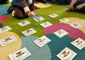 Chłopiec rozwiązuje zagadkę obrazkową