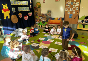 Chłopiec idzie po zakodowanej drodze