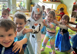 Dzieci jadą w bajkowym pociągu