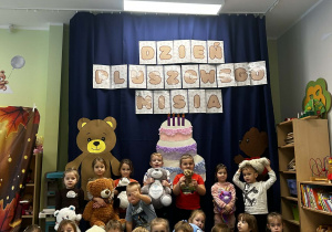 Grupowe zdjęcie dzieci z misiami