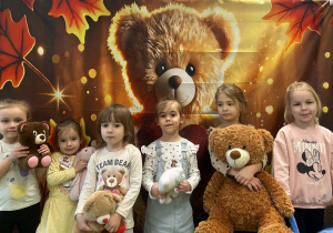 Dziewczynki pozują ze swoimi przyjaciółmi do zdjęcia