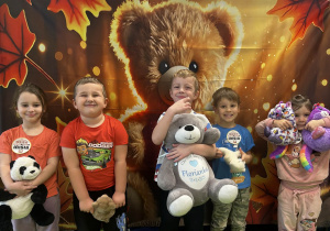 Dzieci pozują z misiami
