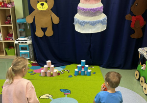 Dzieci grają w grę przygotowaną przez misia