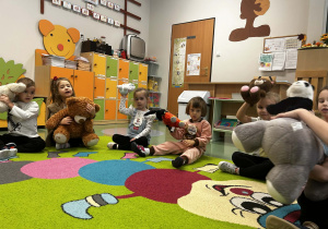 Przedszkolaki pokazują swoje misie