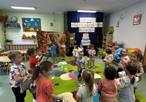 Dzieci tańczą z misiami
