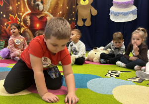 Chłopiec układa matematyczne misie