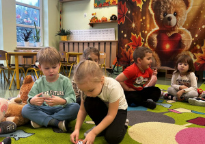 Dziewczynka układa matematyczne misie