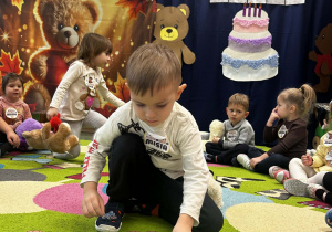 Chłopiec układa matematyczne misie