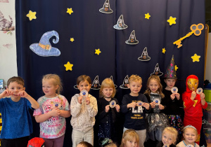 Dzieci na tle dekoracji