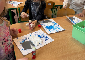 Dzieci wykonują prace plastyczną