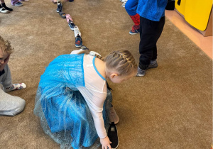 Dzieci ustawiają swoje buty