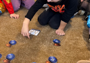 Chłopiec bierze udział w zajęciach