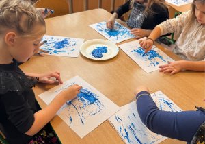 Dzieci wykonują prace plastyczną