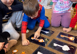 Chłopiec dopasowuje klucz do cienia