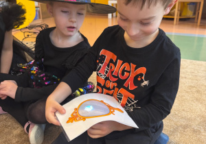 Chłopiec używa latarki w zabawie