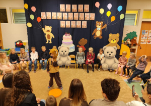 Występ małych aktorów na biesiadzie