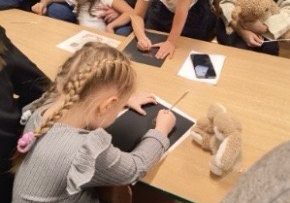 Dzieci biorą udział w warsztatach wraz z rodzicami