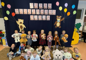 Wspólne zdjęcie grupy na tle dekoracji