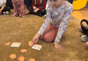 Dziewczynka bierze udział w zajęciach