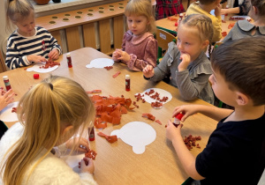 Dzieci wykonują prace plastyczną