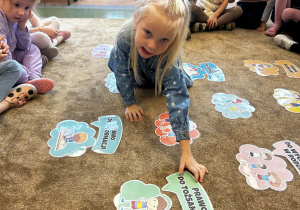 Dzieci dopasowują opis do ilustracji