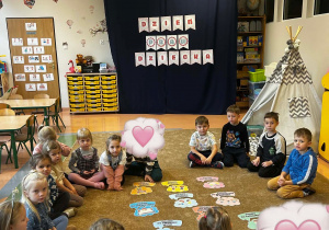 Grupa bierze udział w zajęciach