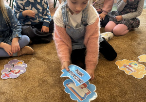 Dziewczynka układa napis