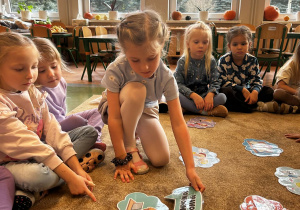 Dziewczynka dopasowuje napis