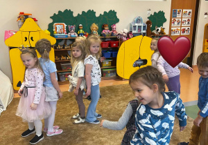 Dzieci biorą udział w zajęciach