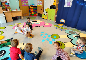 dzieci losują obrazki z zawodami