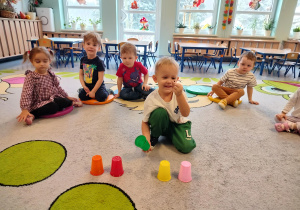 chłopiec wybiera kolor kubeczka