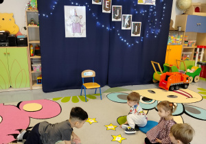 dzieci kręcą butelką