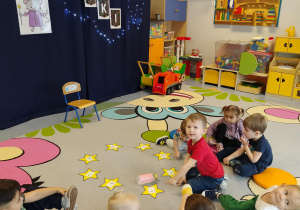 dzieci kręcą butelką