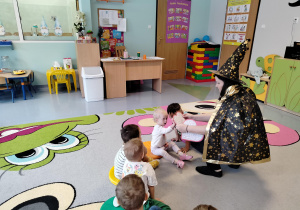 dzieci przekłuwają serduszka z imionami