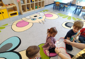 dziewczynka przekłuwa serduszko