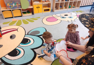 chłopiec przekłuwa serduszko