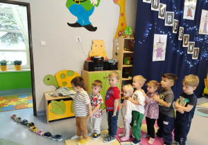 dzieci ustawiają buciki