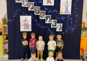 zdjęcie grupowe na tle dekoracji