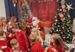 Dzieci witają Św. Mikołaja