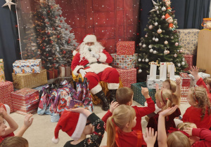 Dzieci odpowiadają na pytania Mikołaja