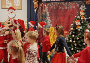 Dzieci tańczą w kole